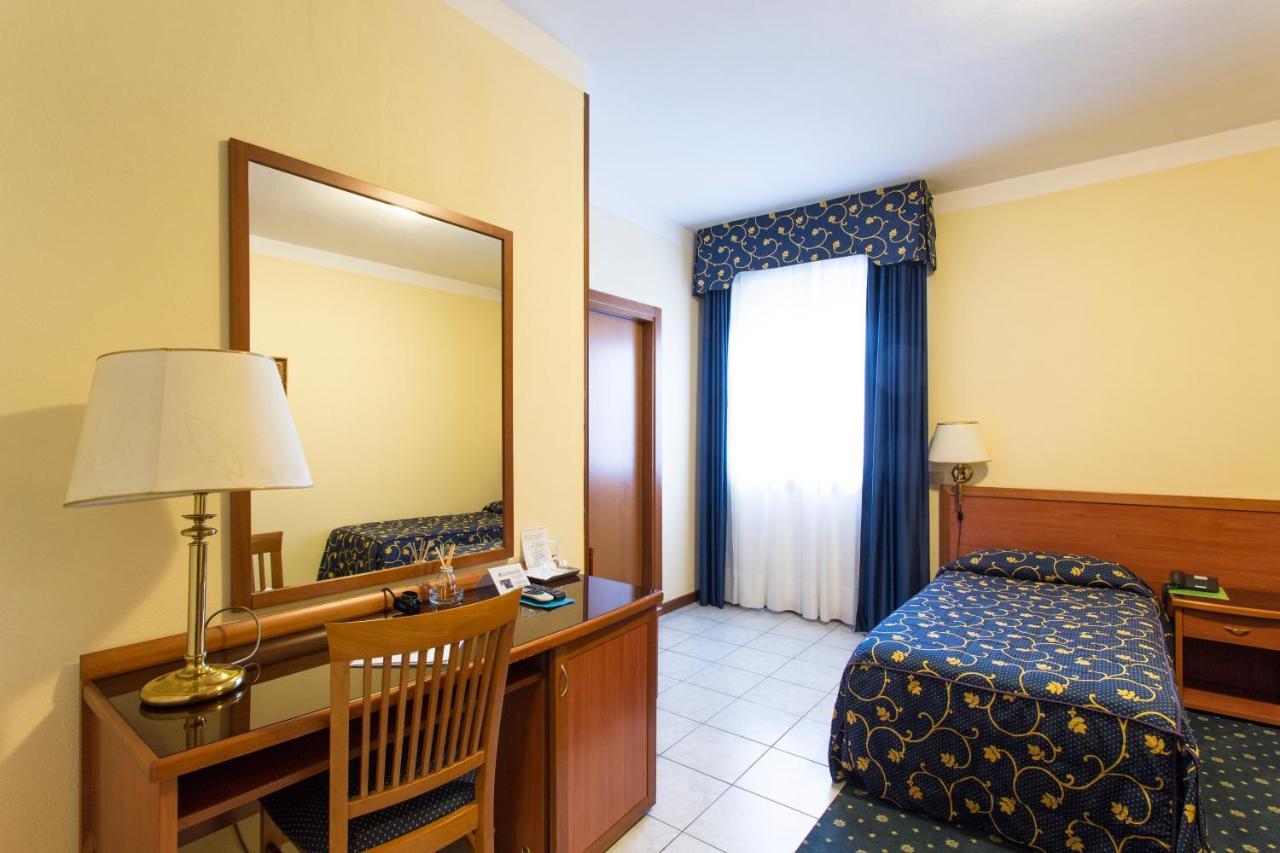 Hotel Ristorante Paladini Carisio Екстериор снимка