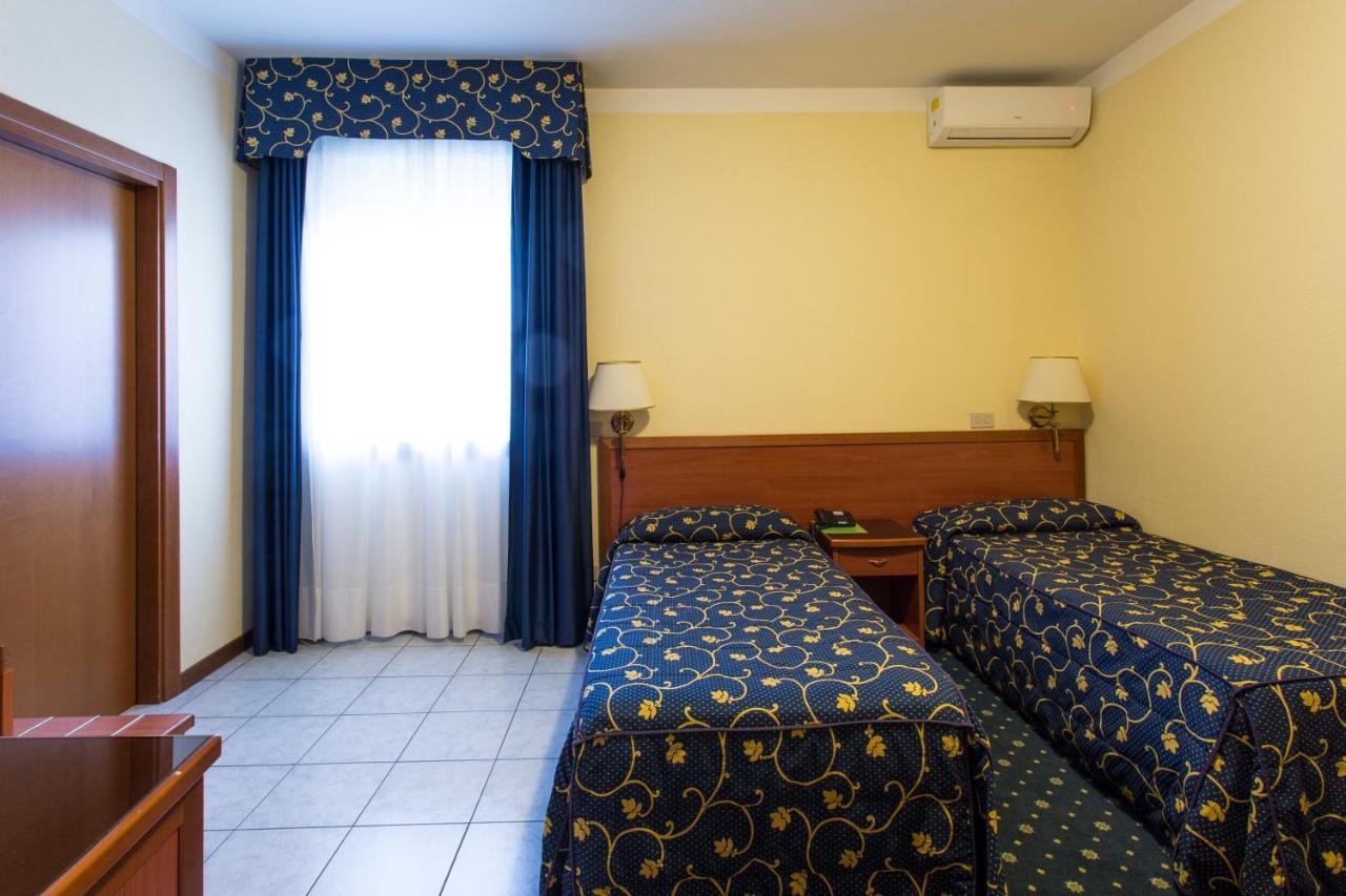 Hotel Ristorante Paladini Carisio Екстериор снимка