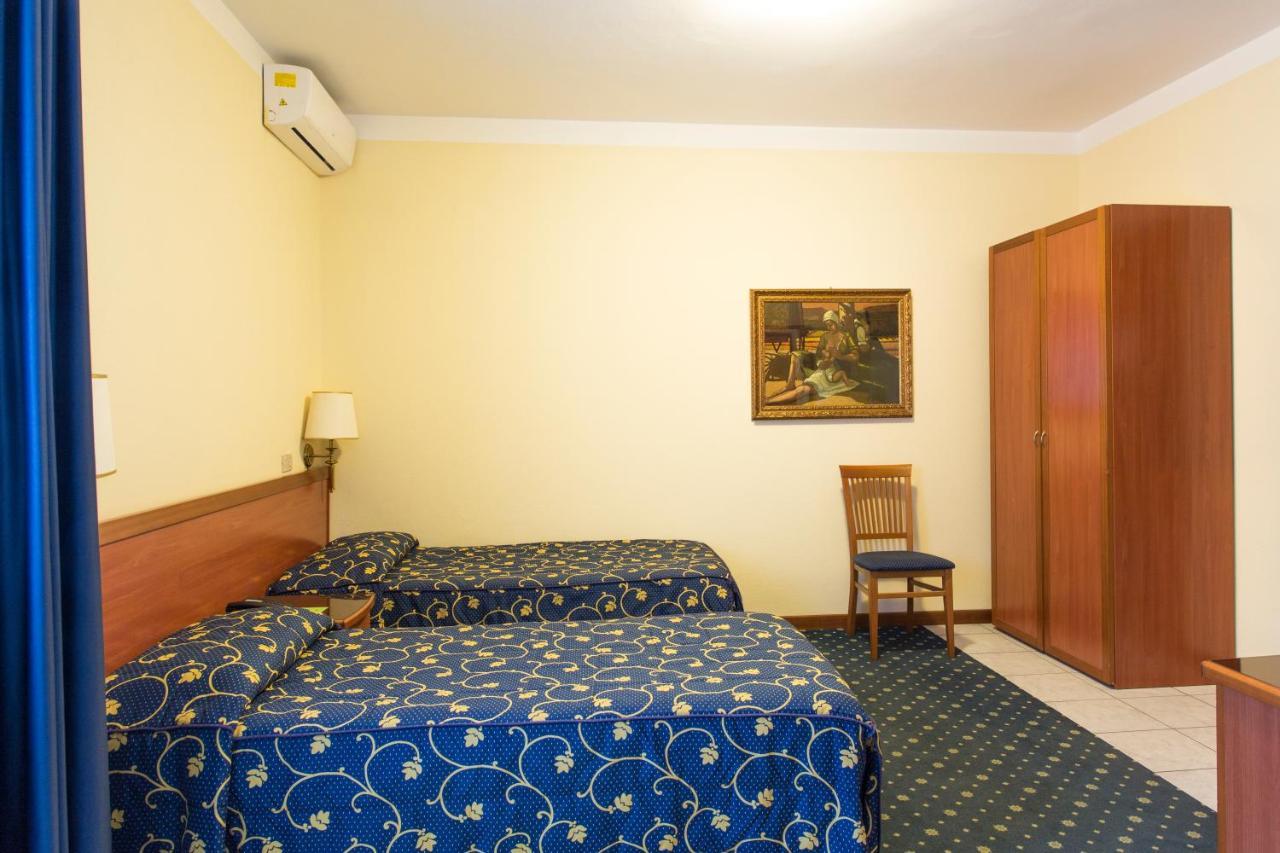 Hotel Ristorante Paladini Carisio Екстериор снимка